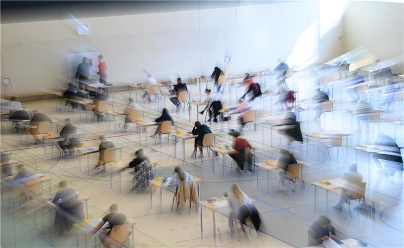 Soll ich oder lieber nicht? Ein positiver Schnelltest vor oder während des „Premières-Examen“ könnte zum Abbruch der Prüfungen führen. Testverweigerer sind allerdings eine Gefahr für die Mitschüler. Ein Dilemma, vor dem nun die Abiturienten stehen.
