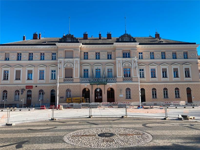 Soll zur neuen Stadtmitte der Doppelstadt werden: der neu gestaltete Europa- oder Transalpina-Platz vor dem renovierten Bahnhof von Nova Gorica, Slowenien
