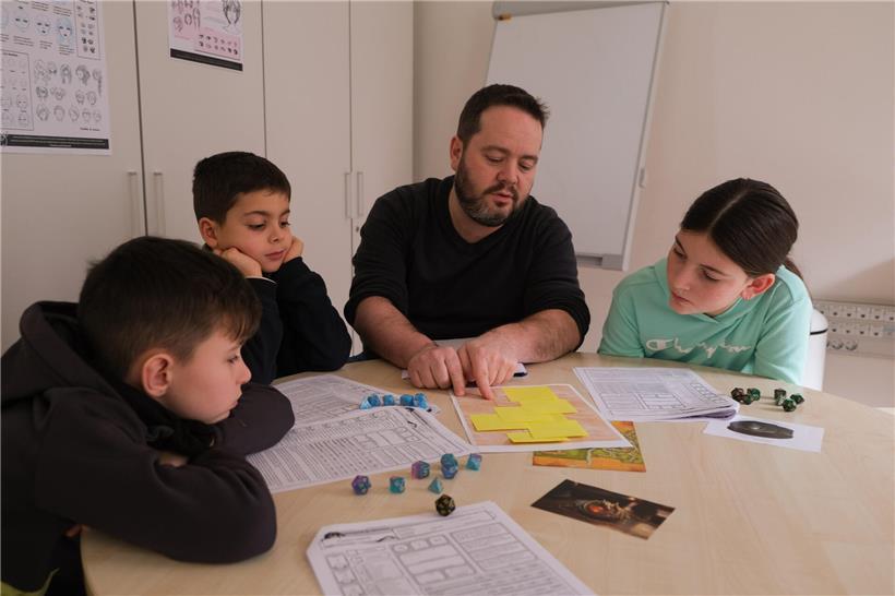 Junge Spieler beraten sich gemeinsam über ihren nächsten Schritt beim Betreten eines Raumes in einem Abenteuer-Spiel