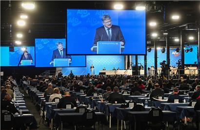 „Sollen woanders Revolution spielen“: Jörg Meuthen, einer von zwei AfD-Vorsitzenden, stellte am Sonntag die Machtfrage und rechnete mit rechten Provokateuren ab 
