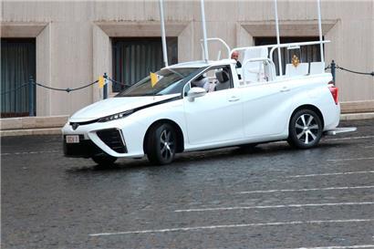 Sollte Papst Franziskus es in Erwägung ziehen, seinen wasserstoffbetriebenen Toyota Mirai in Luxemburg einzusetzen, kann man nur hoffen, dass er nicht tanken muss
