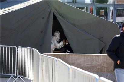 Sollte die Pandemie die Welt nicht nur in die sanitäre, sondern auch in die wirtschaftliche und politische Misere stürzen, könnte der Krisenstaat länger andauern als im Grundgesetz vorgesehen
