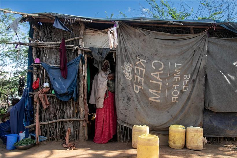 Somalische Flüchtlinge in Dadaab Flüchtlingslager Kenia 2023, Menschen beim Warten unter sonnigem Himmel