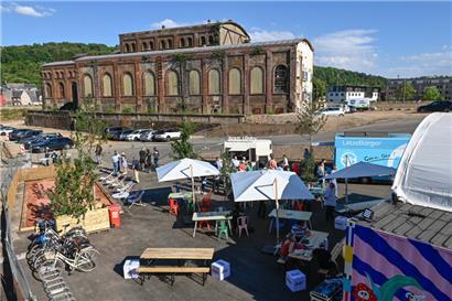 Sommer-Feeling mit Blick auf Industriekultur: Bis zum 11. September kann man auf der Terrasse von IKO Real Estate nicht nur entspannen, sondern sich auch über das urbane Projekt „Rout Lëns“ informieren. 1.400 Wohnungen werden ab 2023 dort entstehen. 
