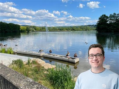 Sommerliches Wetter am Echternacher See mit blauem Himmel und einladender Atmosphäre zum Verweilen im Freien