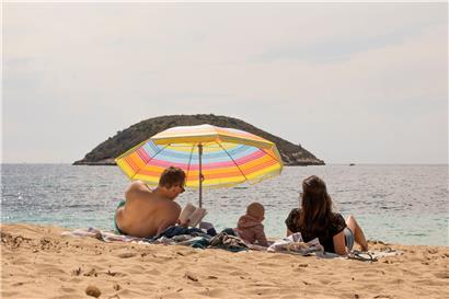 Sommerurlaub an einem nahezu menschenleeren Strand kann das Infektionsrisiko niedrig halten
