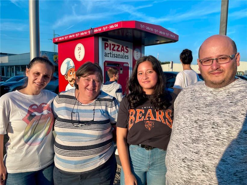 Sonia Lopes, ihre Mutter Maria Rodrigues, Tochter Erika Pimentel und Bruder Paulo Lopes wollen die Pizza zum ersten Mal probieren
