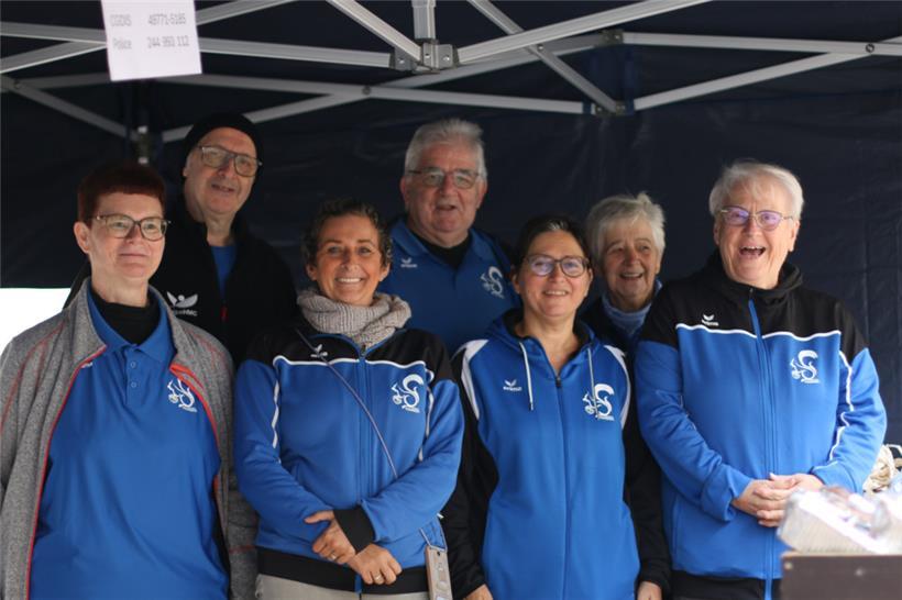 Sonia Steffen (Zweite von links) und die weiteren Mitglieder des Wandervereins „Ourdall Nessknacker Vianden“ haben für dieses Jahr eine blaue Nusscreme entwickelt
