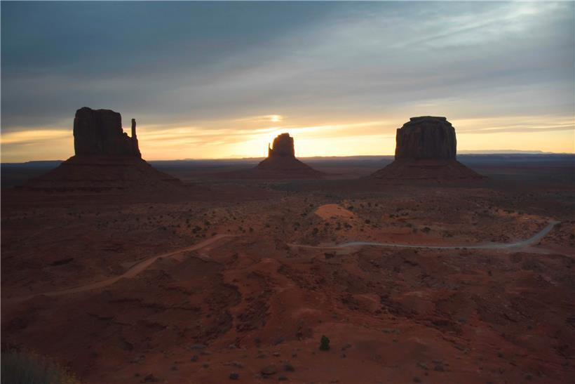 Sonnenaufgang über Monument Valley: Die amerikanischen Ureinwohner im größten Reservat Navajo Nation leiden überdurchschnittlich stark unter dem neuen Coronavirus
