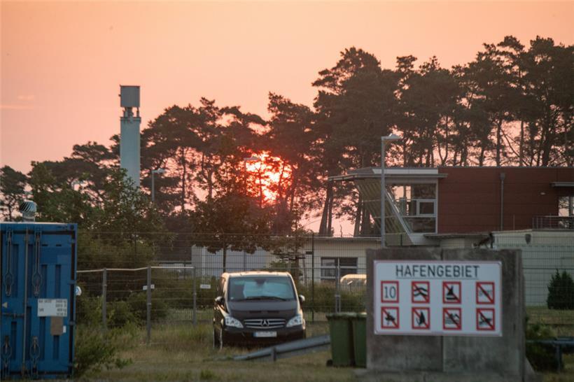 Sonnenaufgang über der Gasempfangsstation der Ostseepipeline Nord Stream 1 und der Übernahmestation der Ferngasleitung OPAL (Ostsee-Pipeline-Anbindungsleitung) 
