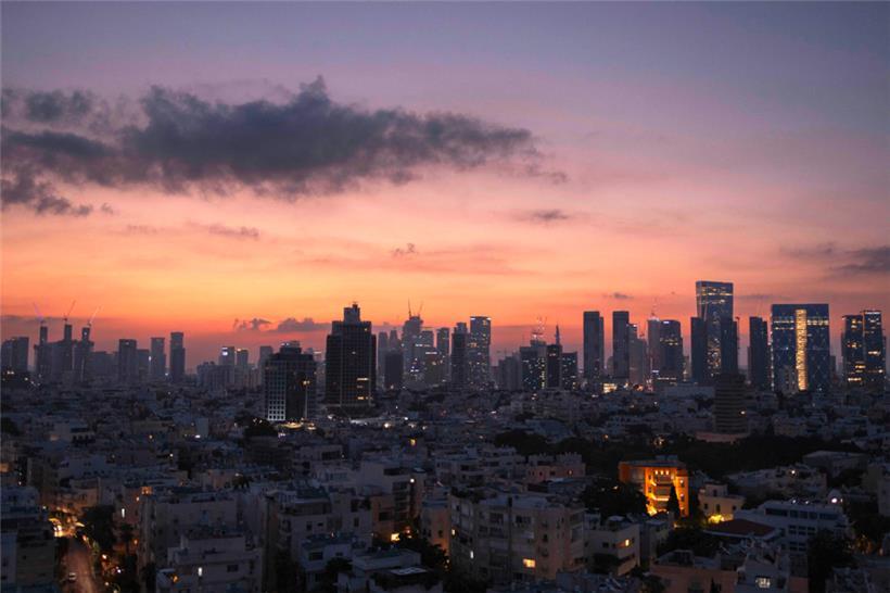 Sonnenaufgang über der Skyline von Tel Aviv
