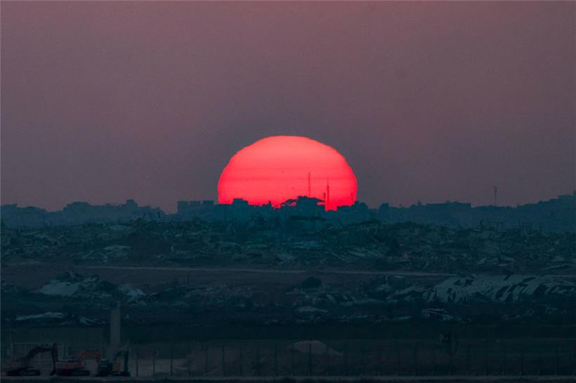 Sonnenaufgang über zerstörter Landschaft: Ein Blick auf Gaza vom 10. August
