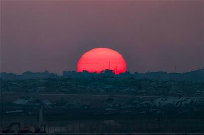 Sonnenaufgang über zerstörter Landschaft: Ein Blick auf Gaza vom 10. August
