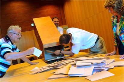 Sonntag, 7. Juni 2015: Wahlhelfer leeren in Bonneweg eine der Urnen aus – die Wahlbeteiligung lag damals bei knapp 86,8 Prozent
