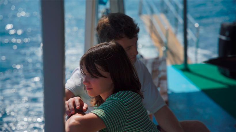 Sophie (Frankie Corio) est en vacances avec un père affectueux mais dépressif (Paul Mescal)
