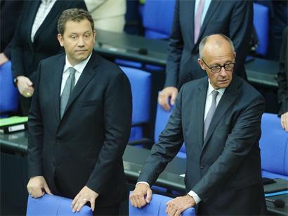 Sorgenvolle Gesichter: Vizekanzler Klingbeil (SPD, l.) und Bundeskanzler Merz (CDU) bei der Sitzung des Bundestags zu Beginn der Haushaltswoche
