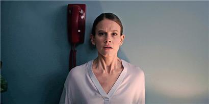 Sosie Bacon joue une psychiatre terrifiée après qu’elle a assisté en direct au suicide d’une patiente
