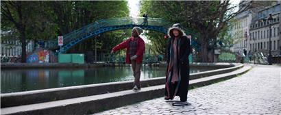 „Sous les étoiles de Paris“ raconte la rencontre entre Suli, un enfant migrant séparé de sa mère, et Christine, une sans domicile fixe acariâtre
