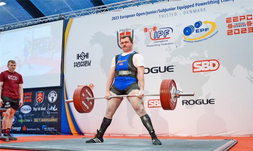 Souverän setzte der Athlet die 285 kg im Kreuzheben um
