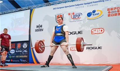Souverän setzte der Athlet die 285 kg im Kreuzheben um
