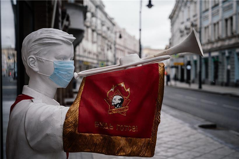 Sowjetische Pionier-Skulptur mit Maske: Auch Moskaus Straßen sind leer, nachdem den zwölf Millionen Einwohnern der Stadt eine Isolation auferlegt wurde 
