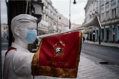 Sowjetische Pionier-Skulptur mit Maske: Auch Moskaus Straßen sind leer, nachdem den zwölf Millionen Einwohnern der Stadt eine Isolation auferlegt wurde 
