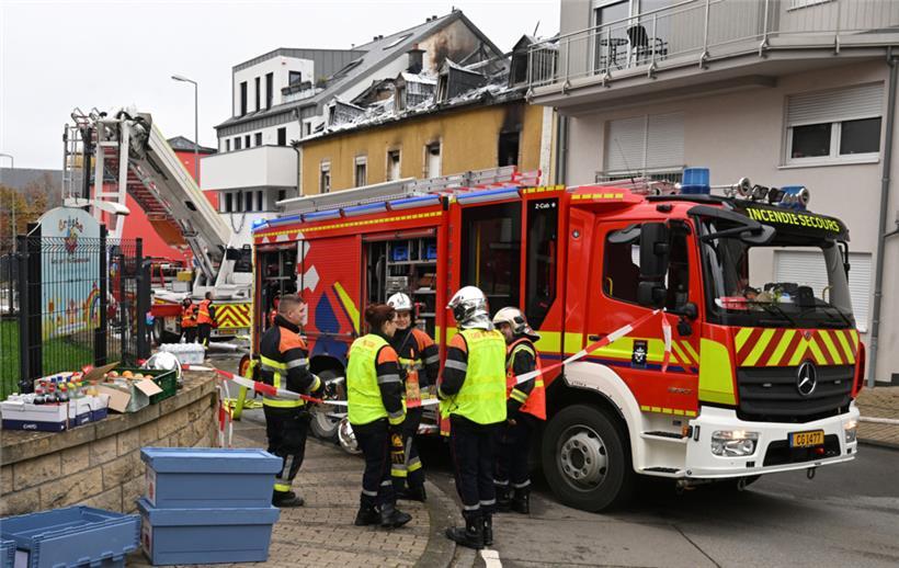 Sowohl die Anwohner als auch die Rettungskräfte werden in den Stunden nach dem Brand mit Nahrung und anderen Hilfsmitteln versorgt
