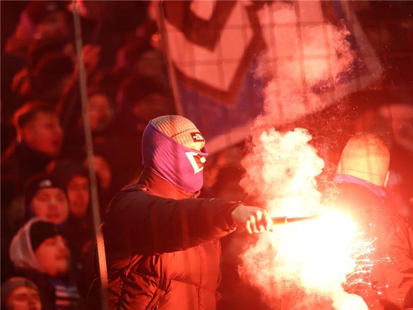 Hamburger Derby im Stadion und Kabinen mit emotionalen Spielern und hitzigen Szenen während des Fußballspiels