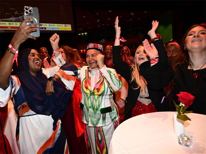 Sozialdemokraten reagieren auf die Bekanntgabe der Wählerbefragung bei der Wahlnachtparty der Sozialdemokraten