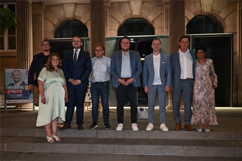 Später Sonntagabend, die Koalition steht (so gut wie) fest (v.l.n.r.): Andy Bausch, Mandy Ragni (beide „déi gréng“), Christian Weis, André Zwally (beide CSV), Meris Sehovic („déi gréng“), Georges Mischo (CSV), Pim Knaff und Daliah Scholl (beide DP)
