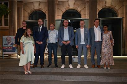 Später Sonntagabend, die Koalition steht (so gut wie) fest (v.l.n.r.): Andy Bausch, Mandy Ragni (beide „déi gréng“), Christian Weis, André Zwally (beide CSV), Meris Sehovic („déi gréng“), Georges Mischo (CSV), Pim Knaff und Daliah Scholl (beide DP)
