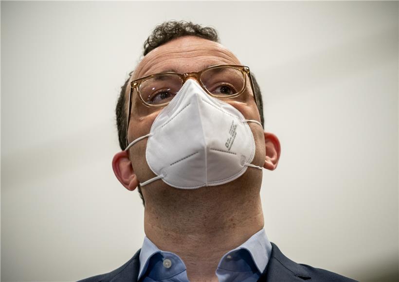 Spahn betonte, auch für vollständig Geimpfte würden in der aktuellen Pandemiephase Corona-Regeln wie Abstand, Hygiene und Schutzmasken weiterhin gelten
