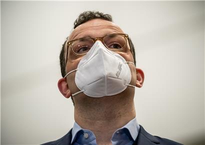 Spahn betonte, auch für vollständig Geimpfte würden in der aktuellen Pandemiephase Corona-Regeln wie Abstand, Hygiene und Schutzmasken weiterhin gelten

