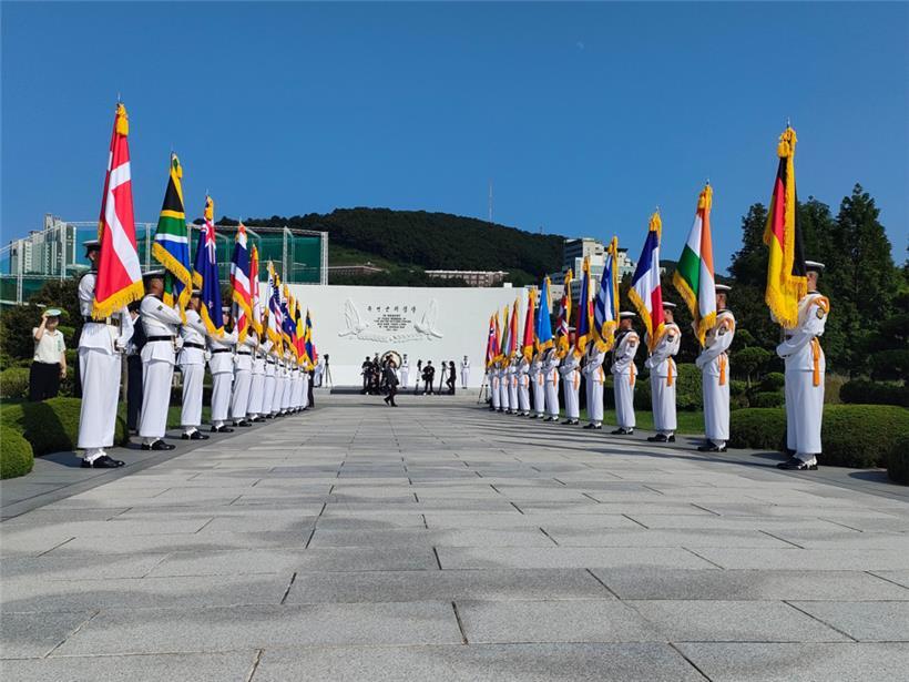 Spalier vor der Gedenkmauer auf dem Tanggok-Friedhof der UN in Busan