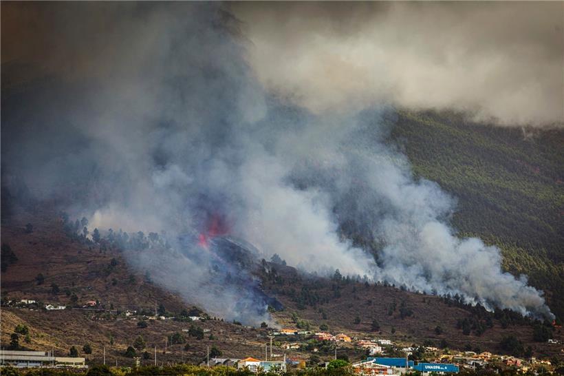 Spanien, La Palma: Rauch steigt am Vulkan Cumbre Vieja auf der kanarischen Insel La Palma auf. 
