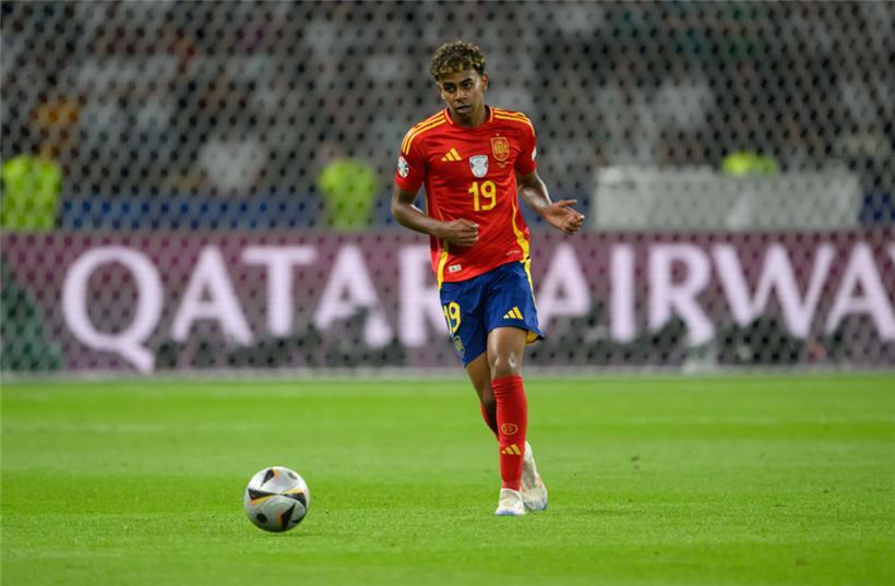 Spaniens Lamine Yamal spielt den Ball
