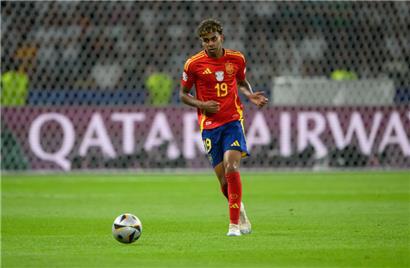 Spaniens Lamine Yamal spielt den Ball
