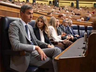 Spaniens Ministerpräsident Pedro Sánchez (l), und die zweite stellvertretende Ministerpräsidentin und Ministerin für Arbeit und Sozialwirtschaft, Yolanda Díaz (2.v.l)