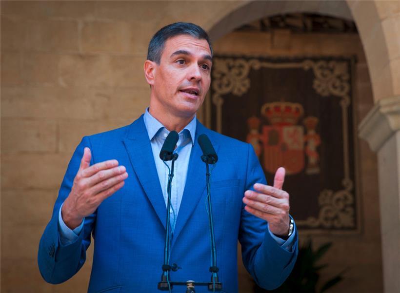 Spaniens Premierminister Pedro Sánchez hat sich seiner Krawatte entledigt und will mit einer lockereren Kleiderordnung dem übertriebenen Einsatz von Klimaanlagen entgegenwirken
