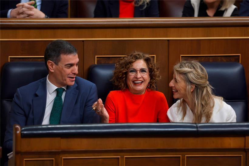 Spaniens Regierung ist Vorreiterin in Sachen Gleichstellung und toleranter Gesellschaftspolitik: Regierungschef Pedro Sánchez unterhält sich mit seinen beiden Stellvertreterinnen, Budgetministerin Maria Jesus Montero (M.) und Arbeitsministerin Yolanda Diaz

