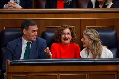 Spaniens Regierung ist Vorreiterin in Sachen Gleichstellung und toleranter Gesellschaftspolitik: Regierungschef Pedro Sánchez unterhält sich mit seinen beiden Stellvertreterinnen, Budgetministerin Maria Jesus Montero (M.) und Arbeitsministerin Yolanda Diaz
