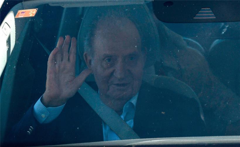 Spaniens ehemaliger König Juan Carlos kommt auf dem Flughafen von Vigo (Nordspanien) für seinen Segelurlaub an. Der 85-Jährige war 2020 aufgrund von Betrugsermittlungen nach Abu Dhabi umgezogen.
