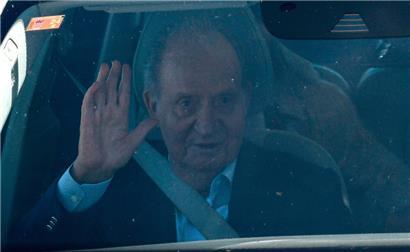 Spaniens ehemaliger König Juan Carlos kommt auf dem Flughafen von Vigo (Nordspanien) für seinen Segelurlaub an. Der 85-Jährige war 2020 aufgrund von Betrugsermittlungen nach Abu Dhabi umgezogen.
