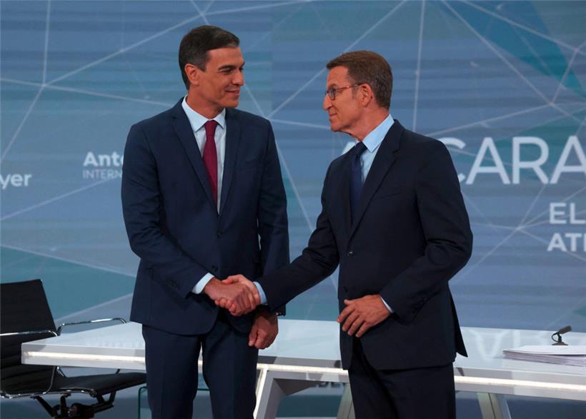 Spaniens sozialistischer Premierminister Pedro Sánchez (l.) und sein konservativer Herausforderer Alberto Núñez Feijóo reichen sich vor dem einzigen TV-Duell während der Wahlkampagne die Hände
