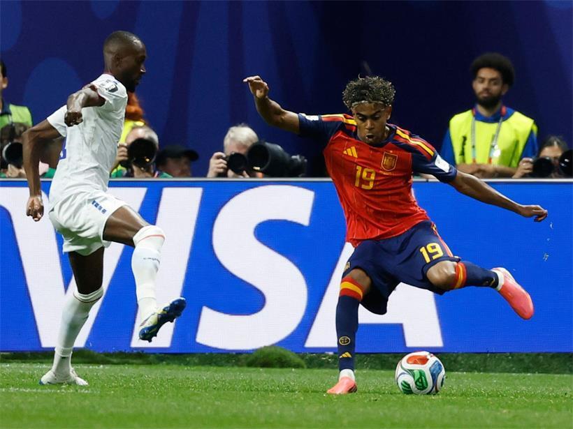 Spanische Fans und Medien fordern Einsatz von Lamine Yamal im Fußballspiel, jubelnde Zuschauer im Hintergrund