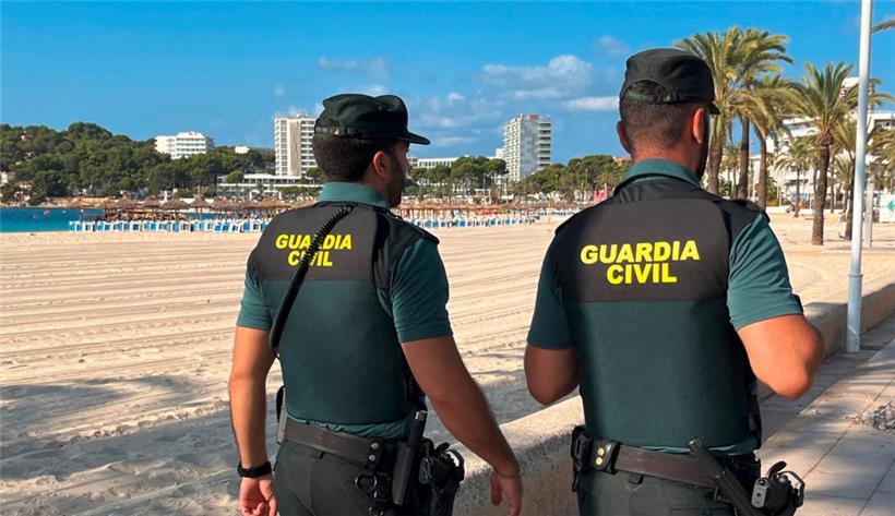 Spanische Polizeibeamten haben deutsche Touristen auf Mallorca festgenommen, nachdem diese auf einen Taxifahrer eingeschlagen haben

