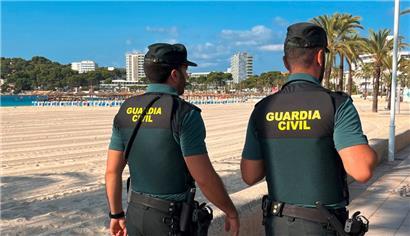 Spanische Polizeibeamten haben deutsche Touristen auf Mallorca festgenommen, nachdem diese auf einen Taxifahrer eingeschlagen haben
