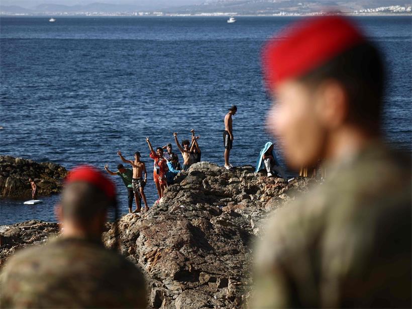 Spanische Soldaten und marokkanische Migranten in Ceuta: Europa hat sich spalten lassen
