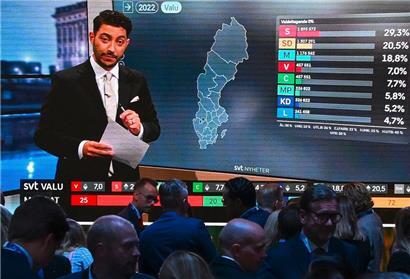 Spannende Wahlnacht: Anhänger der rechten Schwedendemokraten schauen sich die ersten Prognosen bei der Liveübertragung an
