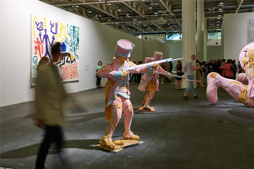 Spannung verspricht u.a. die „Unlimited“-Sektion: Hier zu sehen ist die Installation „The Shooting …1st of July (2006)“ von Folkert de Jong bei der Art Basel 2022
